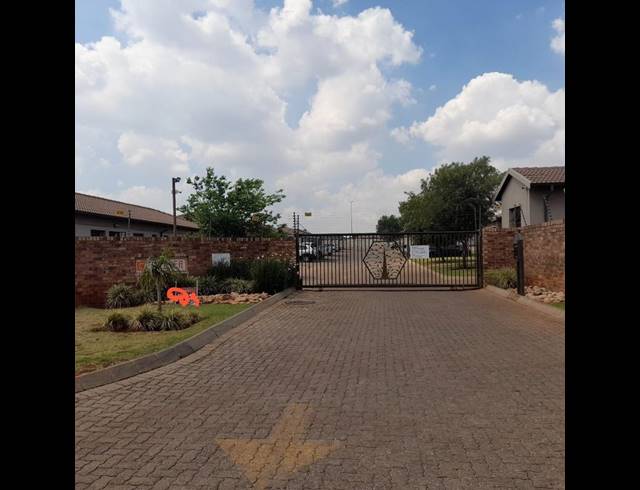 3 BEDROOM TOWNHOUSE FOR SALE IN DAWN PARK